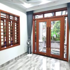 Cửa đi nhôm xingfa 2 cánh mở màu vân gỗ